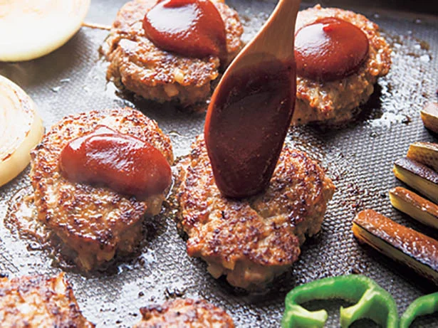 ハンバーグが焼けたら、ソースをかけて食べて