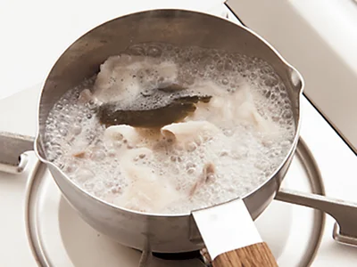 豚肉をゆでただし汁に牛乳を加え、そのスープで麺を煮るのがコツ。