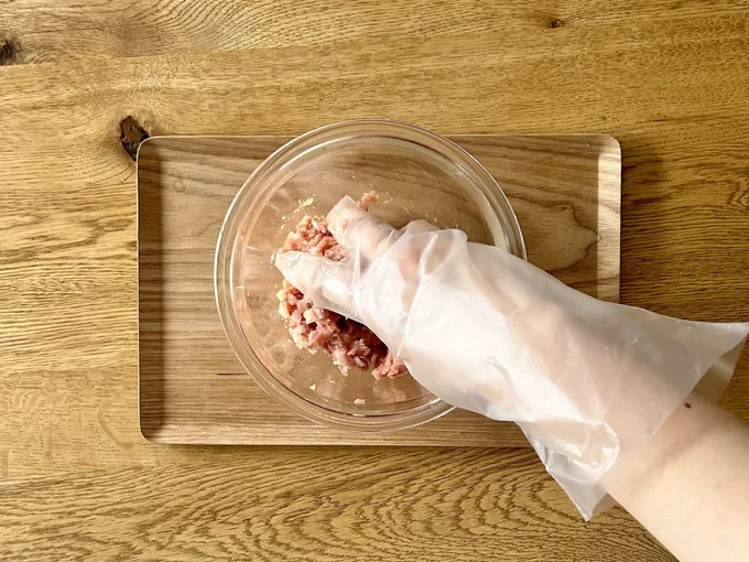 肉だねの材料をすべて入れて、しっかり練り混ぜる