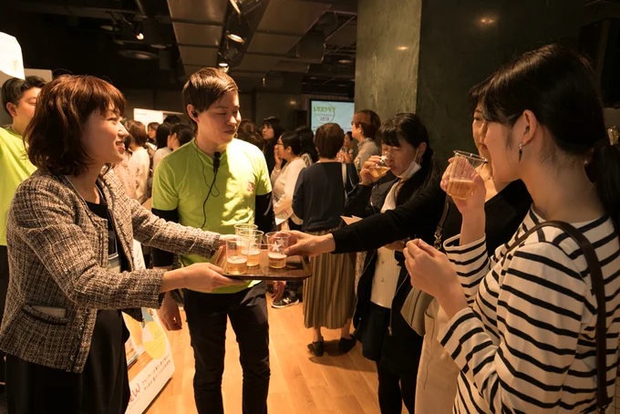 「サッポロ 麦のくつろぎ」の試飲風景。一口飲んで「とってもフルーティー!」