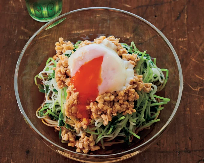 とろ~り&ねばねばに豆苗のシャキシャキ感も楽しめる!「温玉納豆ぶっかけ麺」