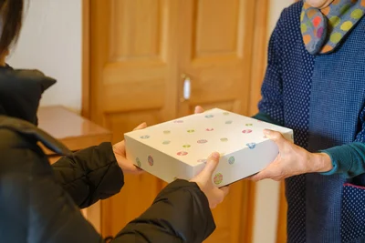 手土産を渡すタイミングや金額の目安は？みんなの悩みにプロがお答えします！