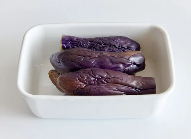 主役使いにも！「まるごとレンチンなす」と食べ方アイデア2品【夏野菜の最強レシピ】