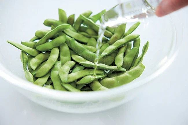 枝豆に酒をふってラップをかけ、レンチンする