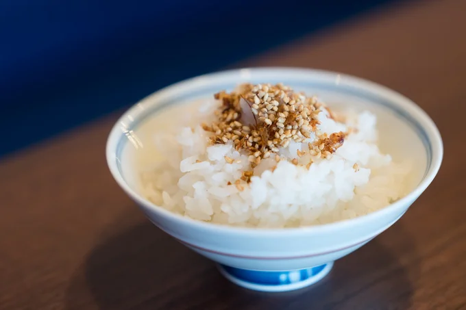 ほりにしの旨みをベースにした商品で、サラダや冷奴、パスタなど幅広いメニューに使える万能調味料