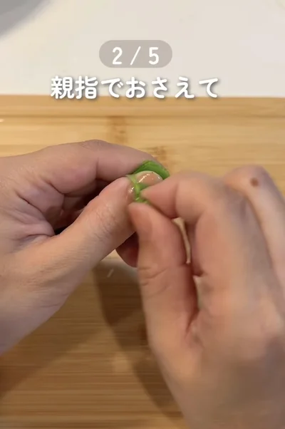 ガクをひっぱる▶上下の筋が…（⇒次へ）