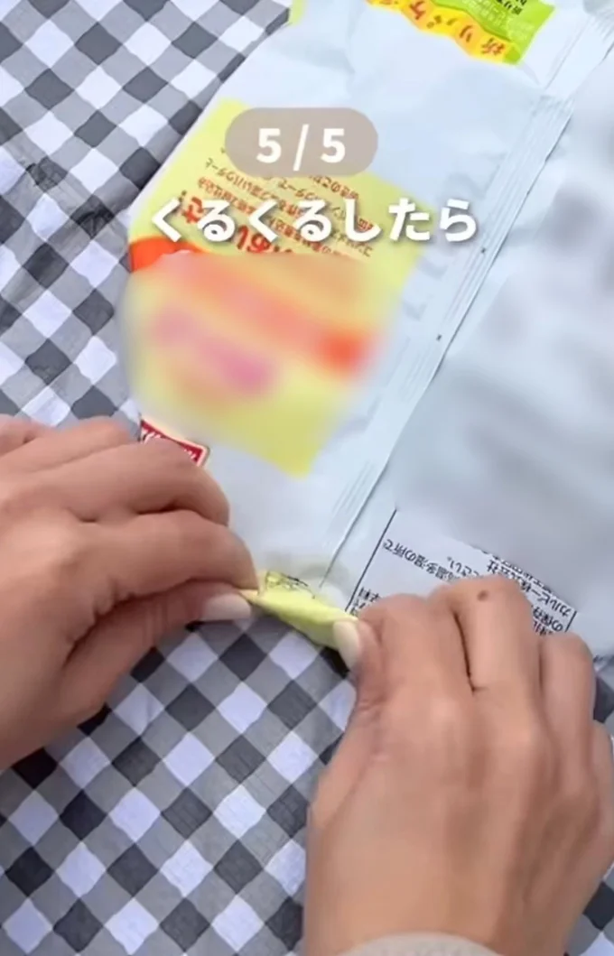 2回折る▶最初に折った角部分をひっくり返すと…(⇒次へ)