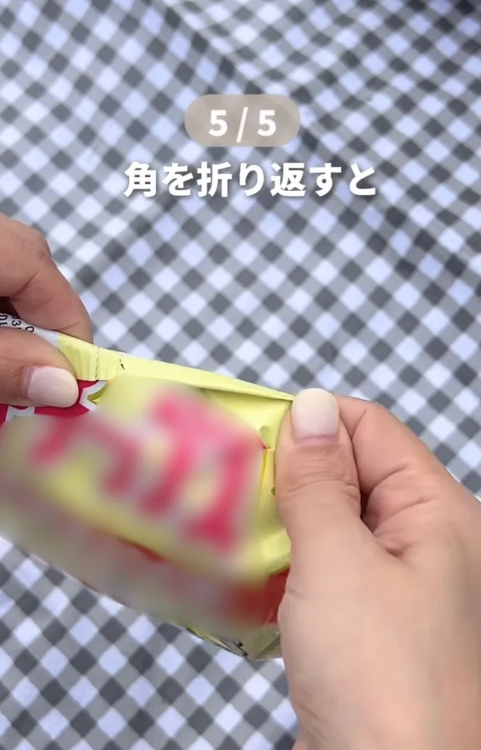 クリップがなくても閉じられる▶(次画像から路地裏にひっそり佇む少し不思議な雰囲気の店員のいる弁当屋の漫画『弁当屋さんのおもてなし』が読めます)