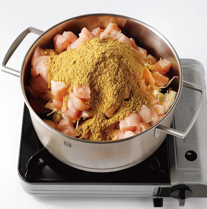 【4】鶏肉、カレールウを加える
