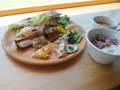 館ヶ森牧場のレストラン「ティルズ」でのランチ