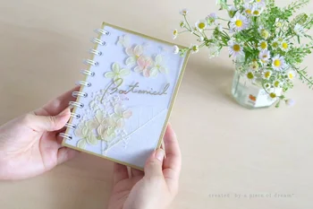 100均材料で高見え！摘んだお花を閉じ込める「植物標本風ノート」の作り方