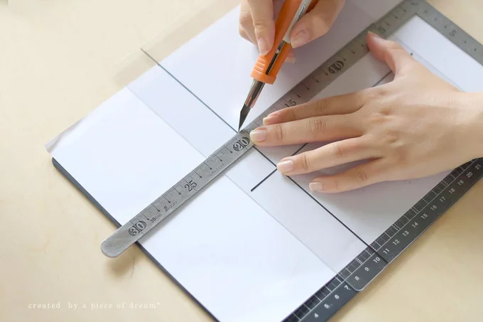 下敷きをノートの表紙と同じサイズに切っていきます▶同じものを2枚作ったら