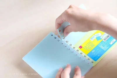 リングを開くように▶次は下敷きです