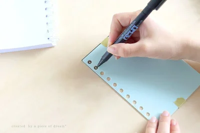 穴を開ける部分に印をつけます▶印をつけたらずれないようにマスキングテープでとめて