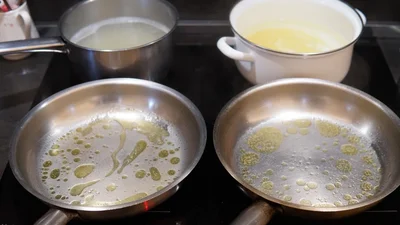 写真奥の鍋ではパスタをゆでており、一方には小麦粉が入っている（シェフ撮影）