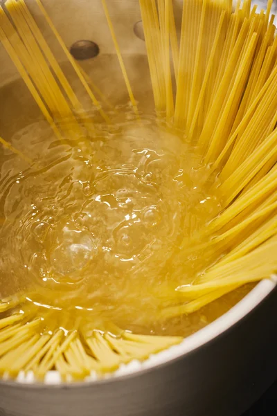湯がボコボコと沸いたら、麺を一気に入れて、軽くほぐすのみ