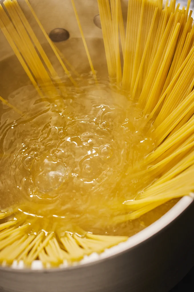 湯がボコボコと沸いたら、麺を一気に入れて、軽くほぐすのみ