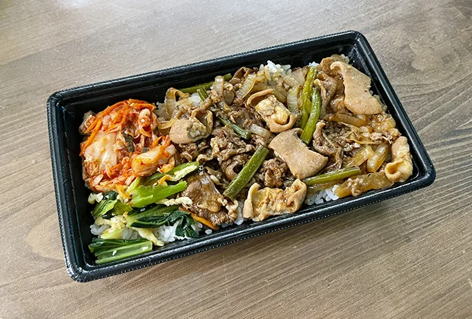 「牛カルビ&ホルモン重」は冷めてもおいしい!