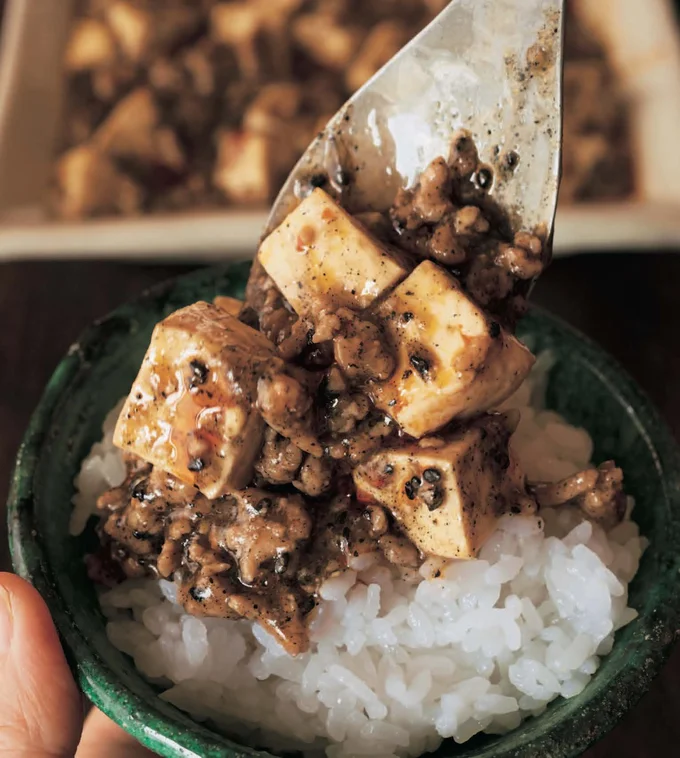 黒ごまのコクのある強い香りが食欲をそそる「黒ごま麻婆豆腐」