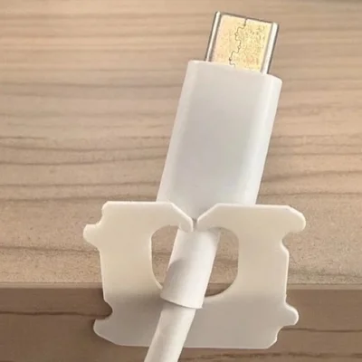 穴に充電コードを通すだけで固定できる（▶次の裏ワザを見る）