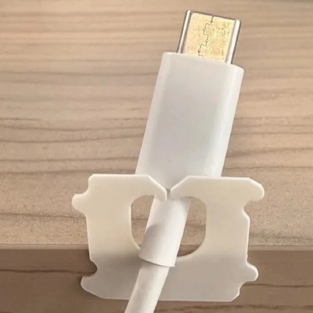 穴に充電コードを通すだけで固定できる(▶次の裏ワザを見る)