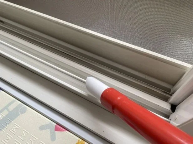 掃除機のノズルにつけると細かい部分の掃除に便利(▶次の裏ワザを見る)