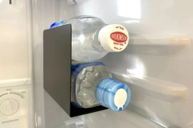 冷蔵庫の中でペットボトルが転がらなくなる!(▶次のライフハックへ)