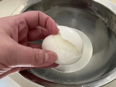 ゆで卵は加熱する前に画鋲で穴を開けるだけで、つるんとむける！（▶次の裏ワザへ）