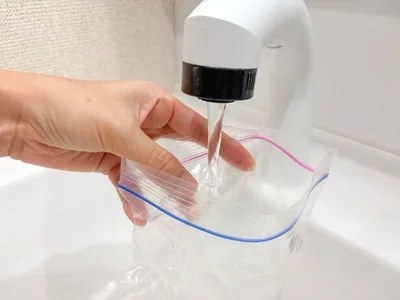 ジップ付き保存袋に適量の水を入れる（▶次へ） 