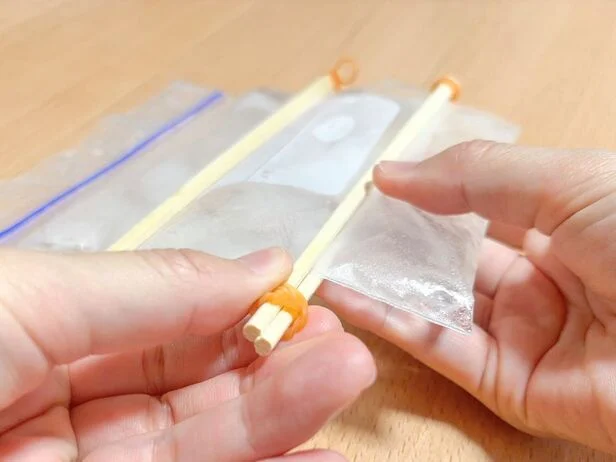 割りばしをとめている輪ゴムを外す(▶氷がつながっているときは…)