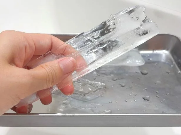 長細い氷が完成(▶水筒に入れると…)