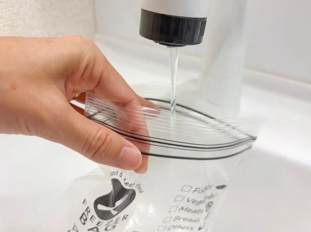 ジップ付き保存袋に適量の水を入れる(▶次へ)