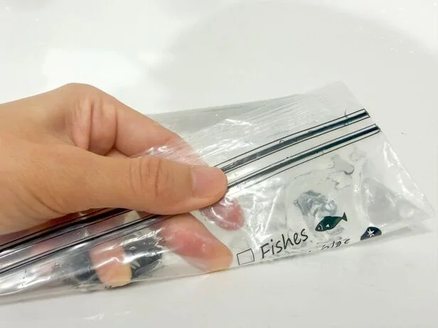 空気を抜きながらジップ付き保存袋の口を閉じる(▶次へ)