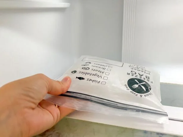 凍ったジップ付き保存袋を冷凍庫から取り出す(▶次へ)