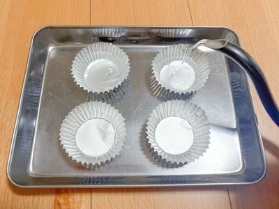 アルミカップに水を入れる（▶次へ） 
