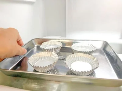 アルミカップの入ったトレーを冷凍庫に入れる（▶次へ） 