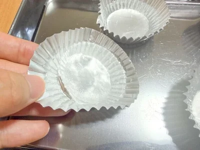 アルミカップから氷を取り出す（▶完成形を見る） 