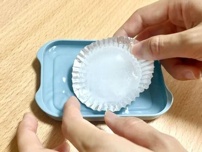 水に浸けるとスルッと取れる 