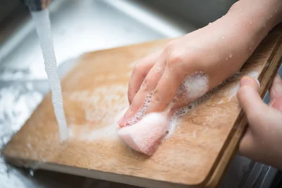 木製かプラスチック製かでお手入れ方法が変わります