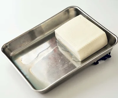 豆腐は高低差をつけたバットで水切りを