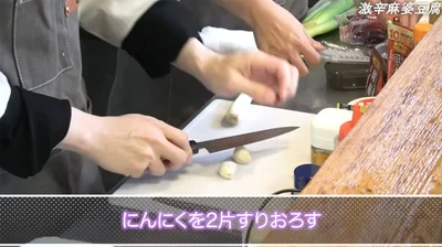 にんにくをすりおろす