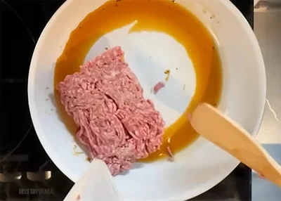 唐辛子を炒めた油でひき肉を炒める