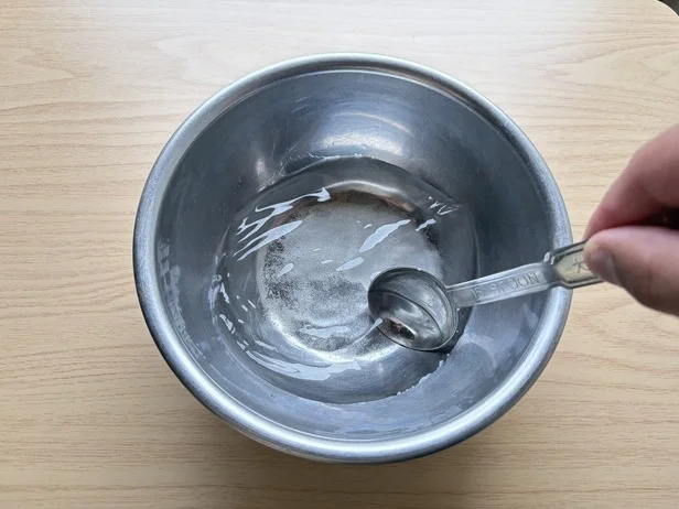 水に砂糖を混ぜて砂糖水を作る（▶次へ）
