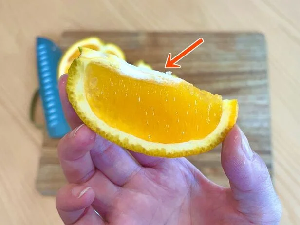 実の上部に白いスジがのこり、食べにくく感じることも…（▶次へ）