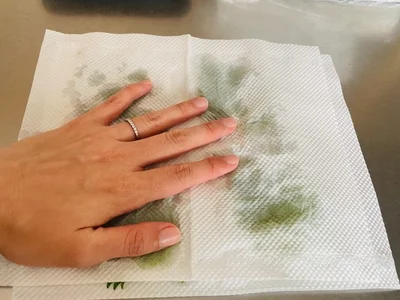 もう一枚で挟み、しっかりと水気をとります（▶次へ）