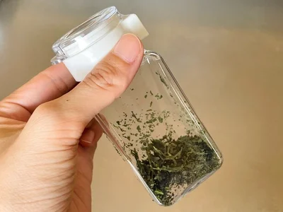 保存容器に移し替えて、大葉ふりかけの完成です！（▶次へ）