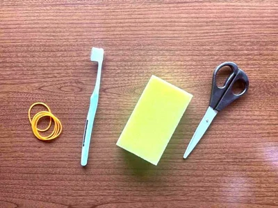 準備するものは、スポンジ、歯ブラシ、ハサミ、輪ゴム（▶1つ目の方法をチェック）