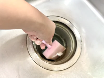 力を入れてこするとスポンジに穴が開いてしまった…（▶3つ目の方法をチェック）