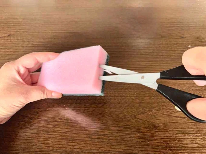 スポンジに切り込みを入れる(▶次へ)