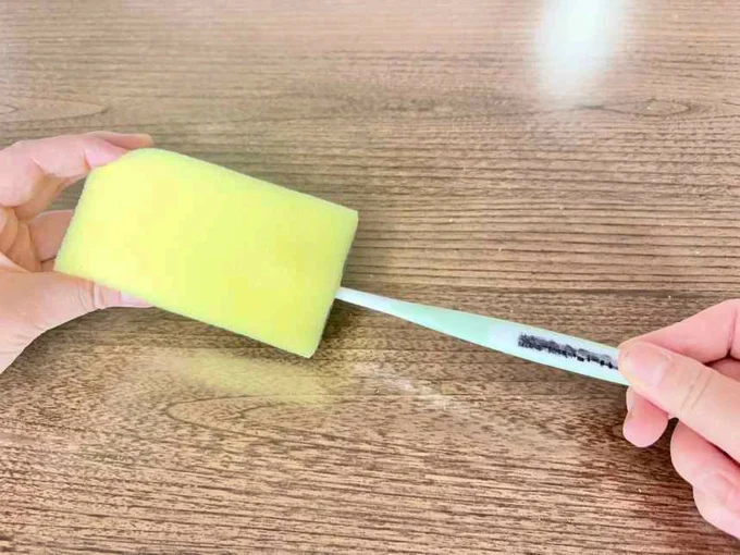 歯ブラシをスポンジの切り込みに差し込む(▶次へ)